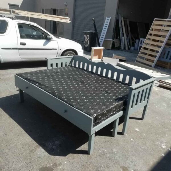 Day bed with pullout